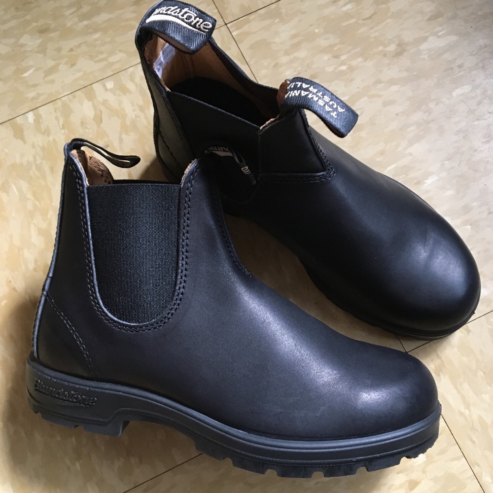 Blundstone round toe Chelsea pull on ankle boot